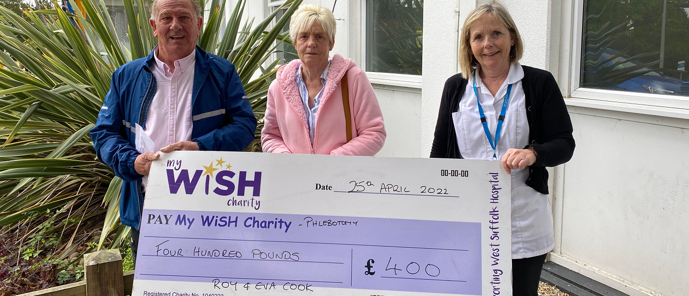 Spectacular Christmas light display helps to raise £400 for charity